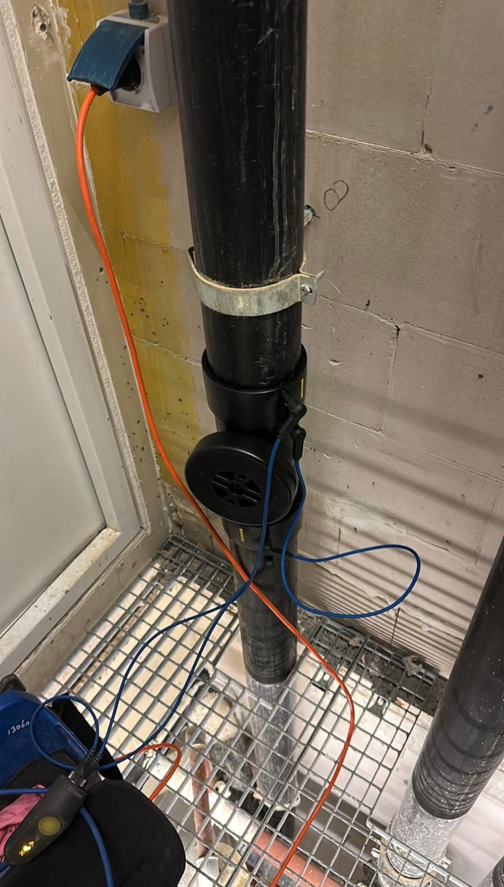 Elektrolasmof op een zwarte rioolstandleiding, aangesloten op het lasapparaat