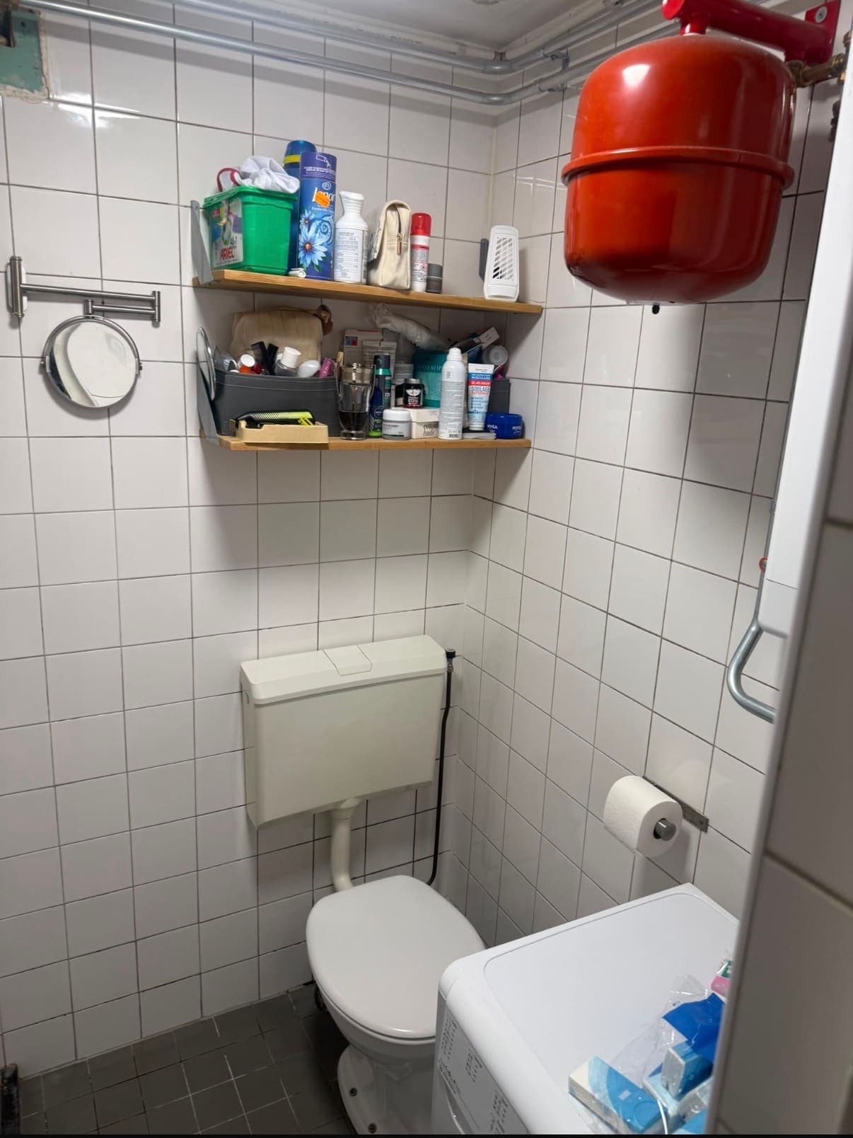 Toiletruimte met hangtoilet en wandplanken