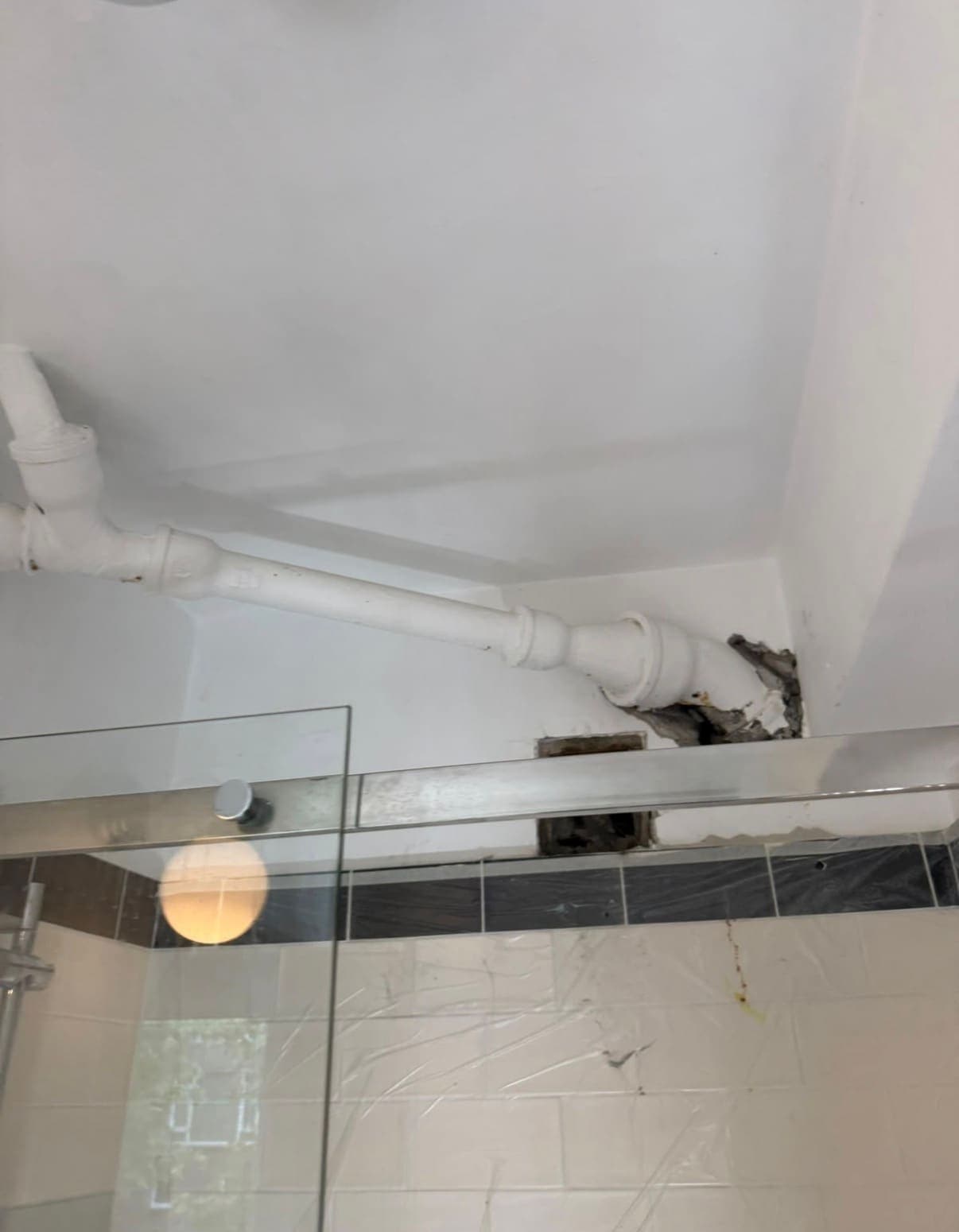 Nieuwe afvoerleiding langs het plafond