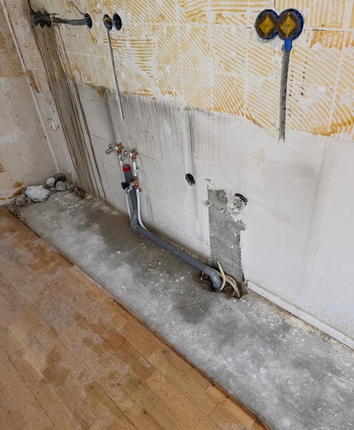 Badkamer gestript tot op de wand met nieuw afvoerleidingwerk