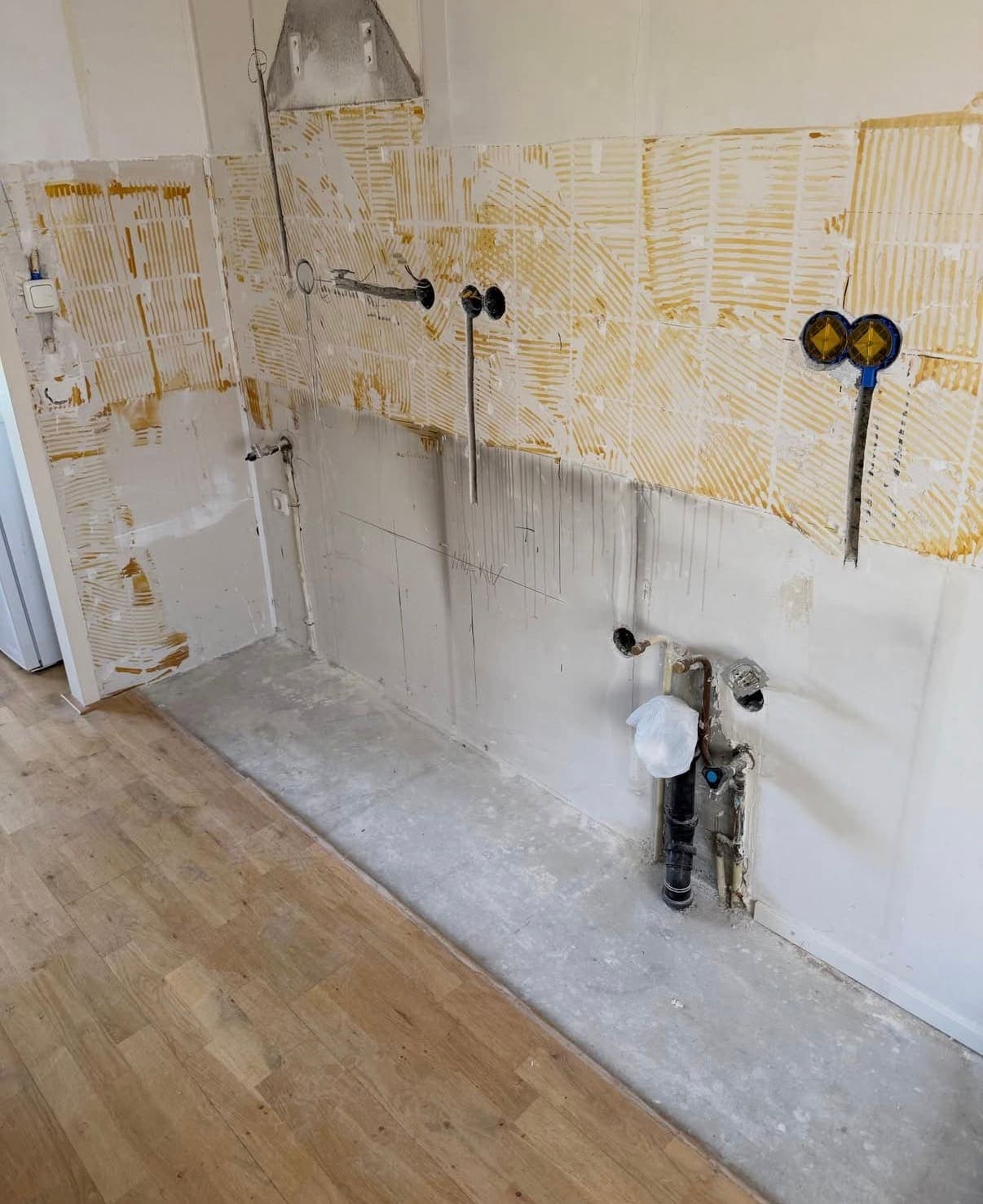 Badkamer in aanbouw met inbouwleidingen en aansluitpunten in de wand