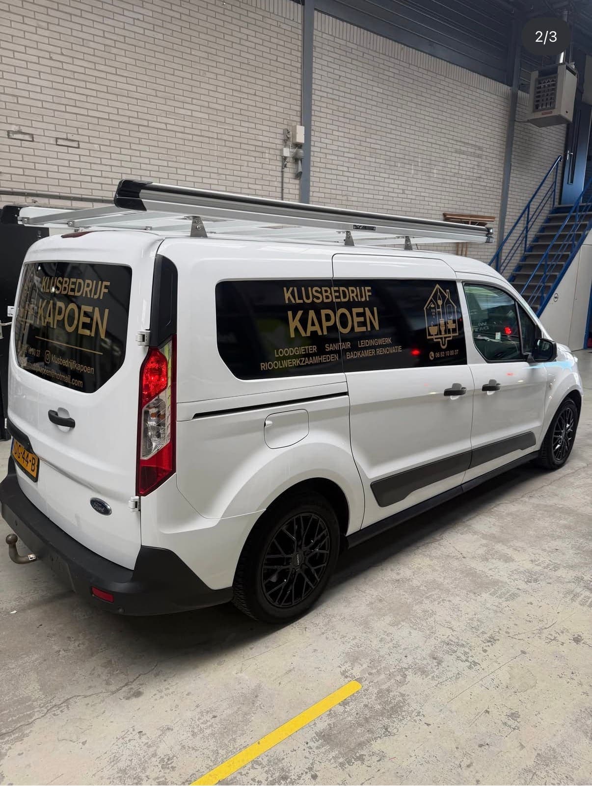 Bus van Klusbedrijf Kapoen in de bedrijfshal