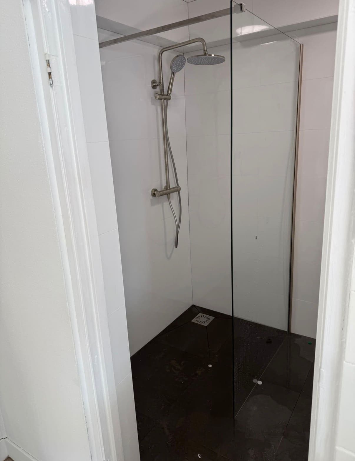 Afgewerkte douche met regendouche en glazen wand