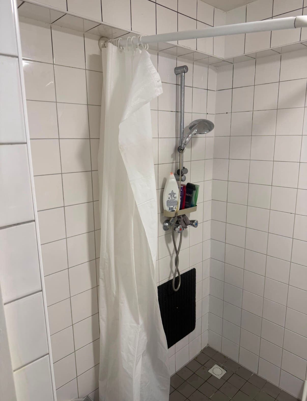 Douchehoek met nieuwe thermostaatkraan en glijstang