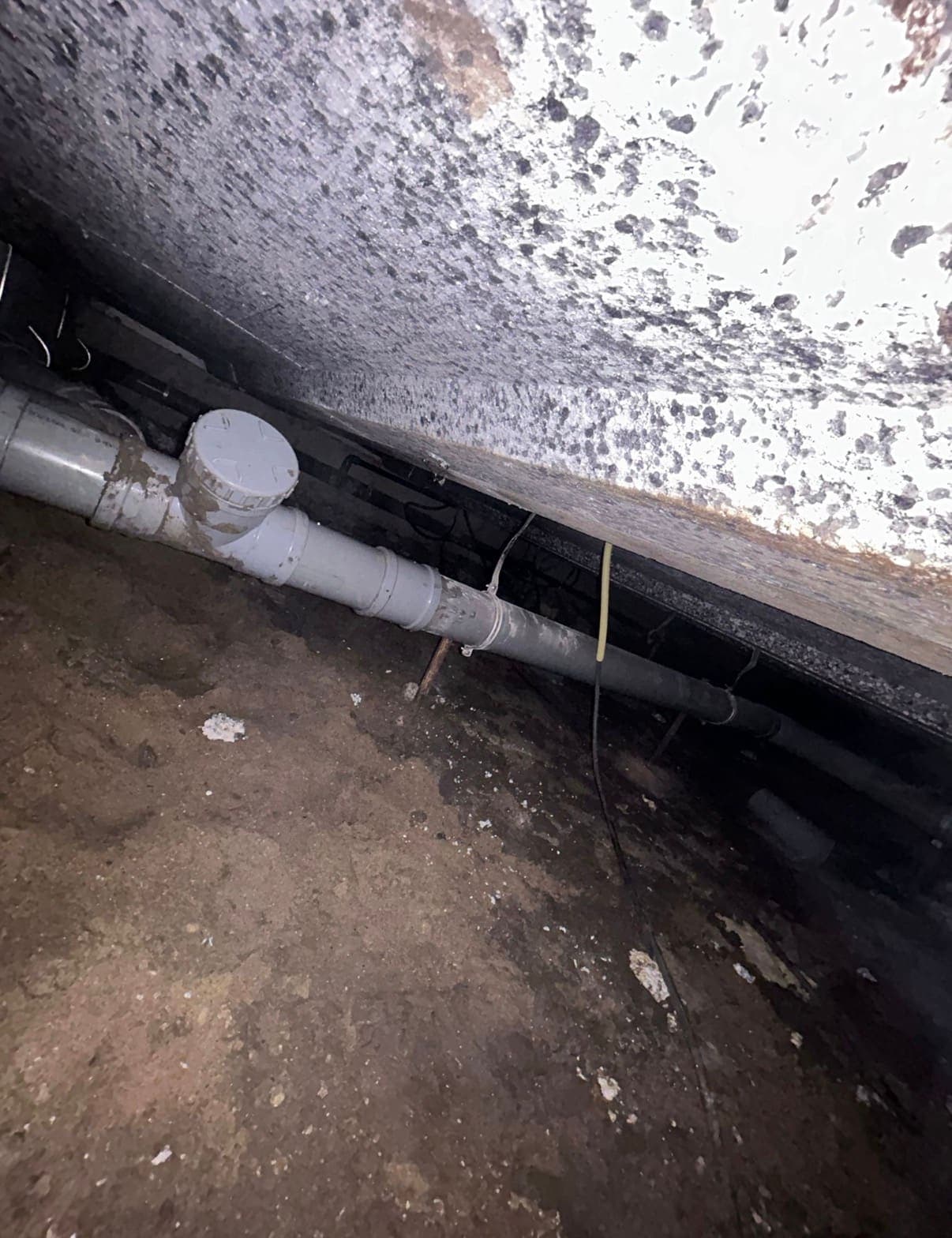 Riolering in de kruipruimte onder de woning