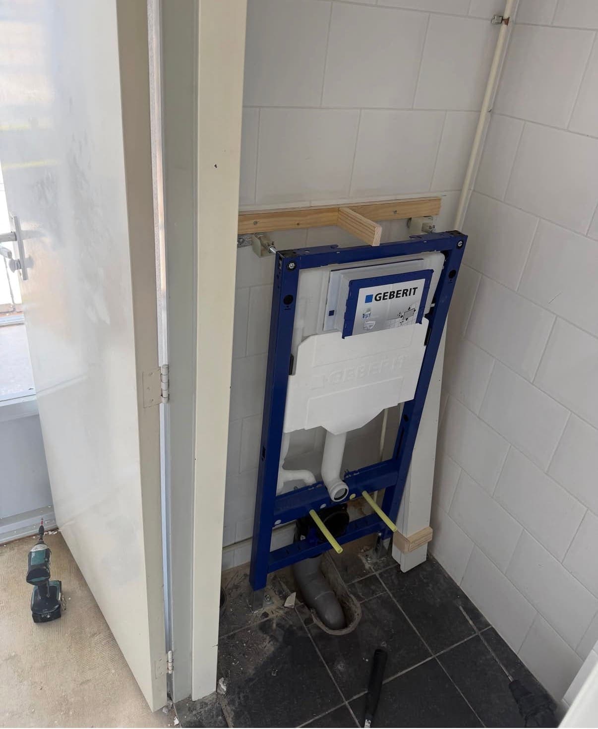 Inbouwreservoir in een montageframe, klaar om in te bouwen