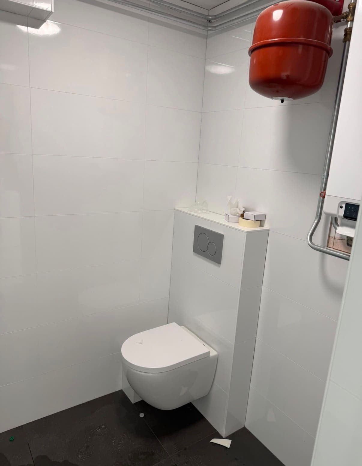 Hangtoilet in een witte toiletruimte