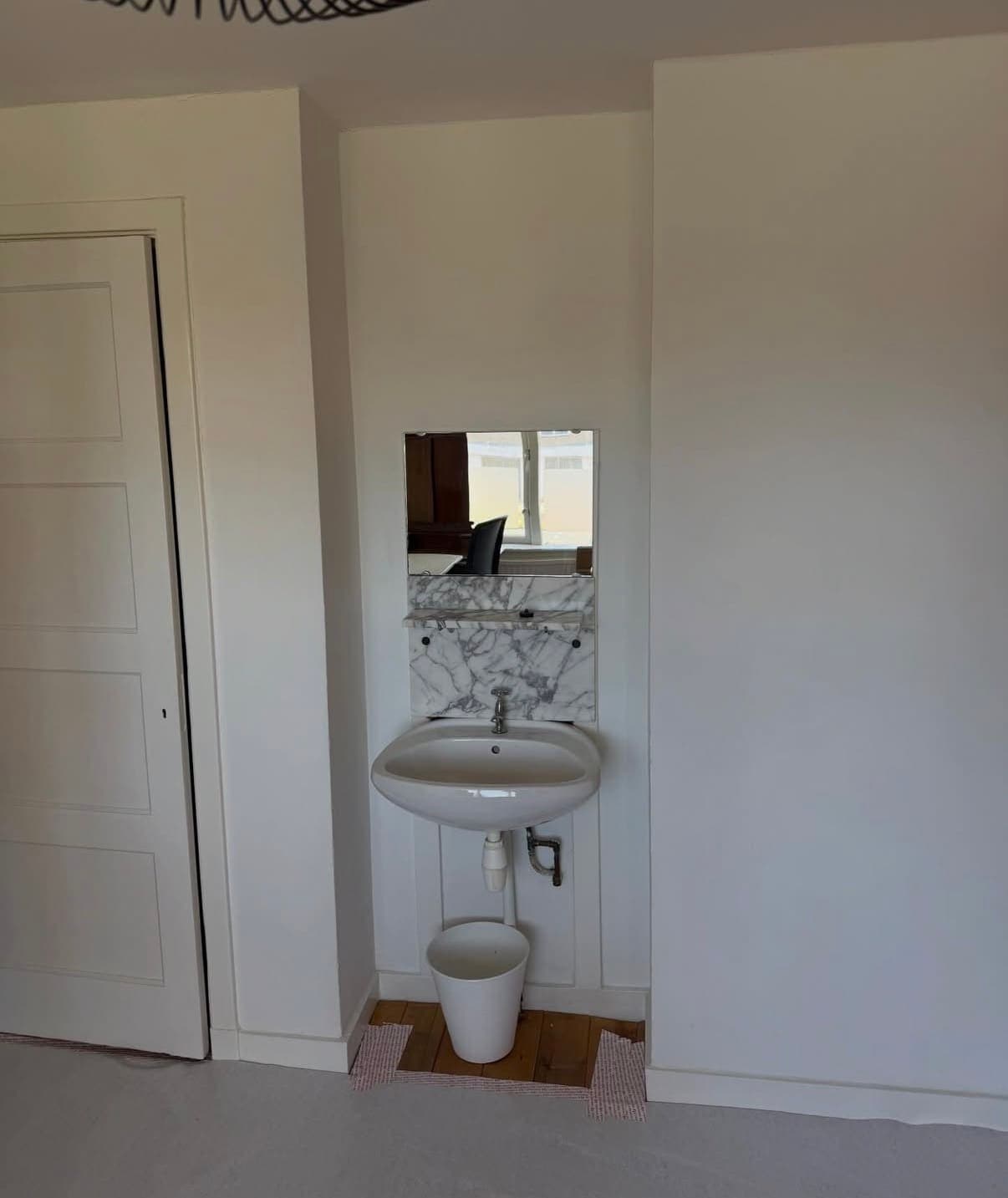 Toiletruimte met nieuw fonteintje en spiegel